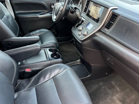 Used 2017 Toyota Sienna SE image 18