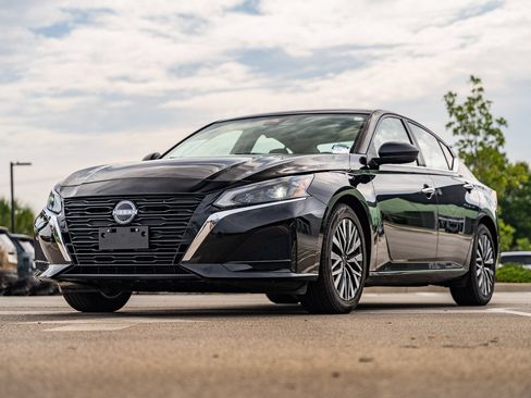 Used 2025 Nissan Altima 2.5 SV FWD image 3