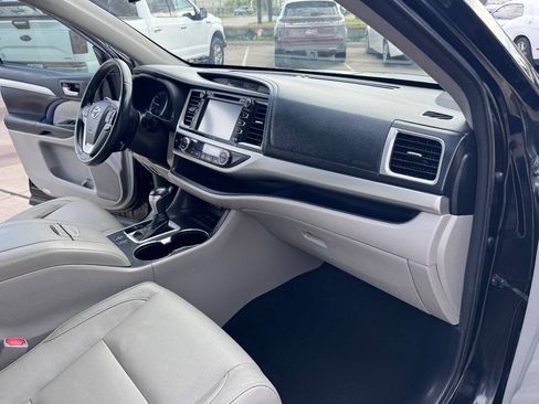 Used 2017 Toyota Highlander XLE FWD image 21