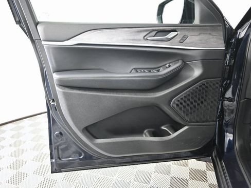 Used 2023 Jeep Grand Cherokee Limited image 22