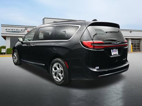 Used 2023 Chrysler Pacifica Limited FWD image 3