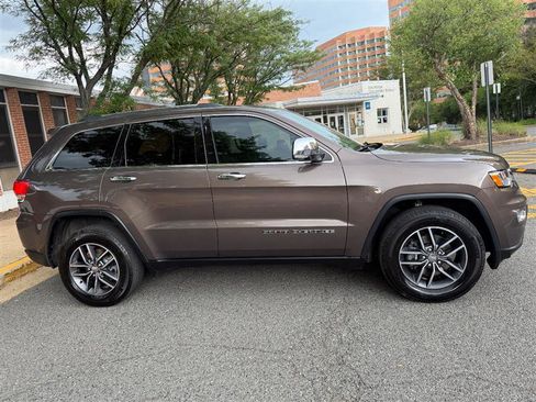 Used 2017 Jeep Grand Cherokee Limited AWD/4WD image 4