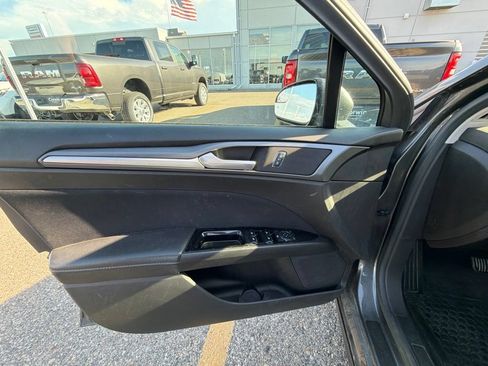 Used 2016 Ford Fusion SE FWD image 11