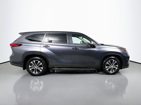 Used 2023 Toyota Highlander XLE image 3