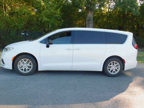 Used 2025 Chrysler Pacifica Select FWD image 8