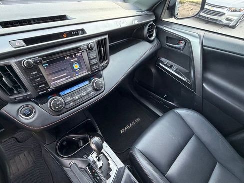 Used 2018 Toyota RAV4 SE image 25