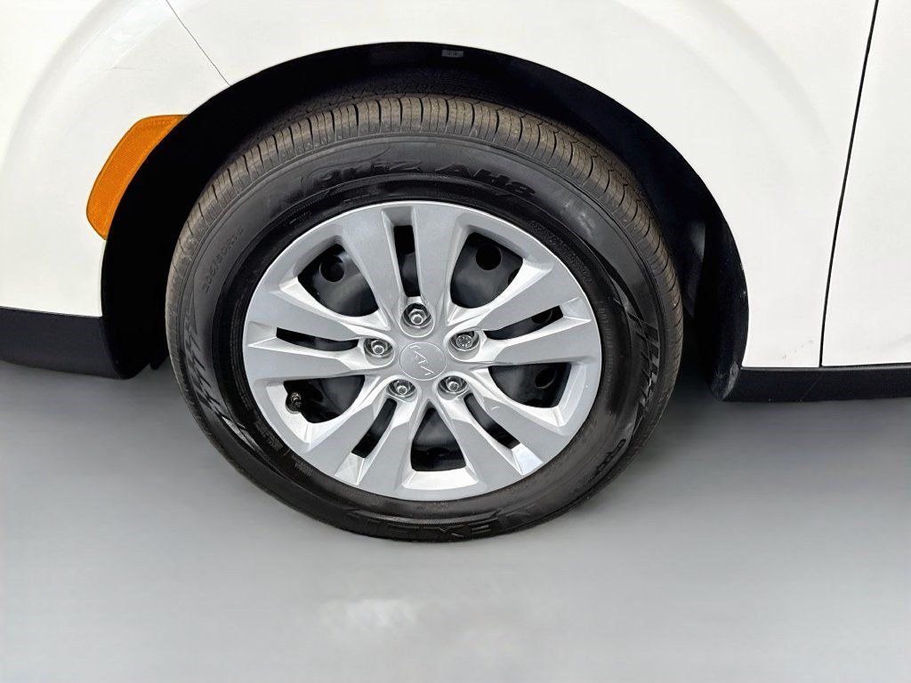 Used 2025 Kia Soul LX FWD image 36