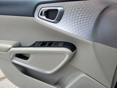 Certified 2025 Kia Soul LX w/ LX Technology Package FWD image 19