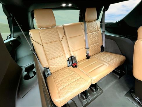 Used 2021 Cadillac Escalade Premium Luxury image 17