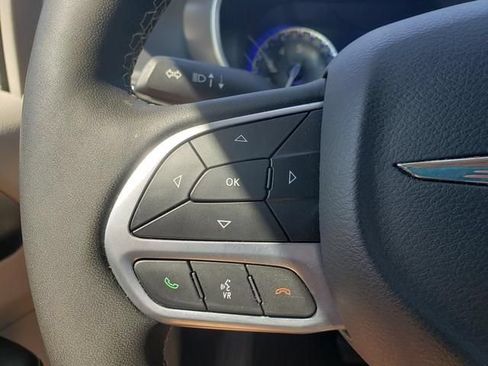Used 2024 Chrysler Pacifica Touring-L FWD image 27