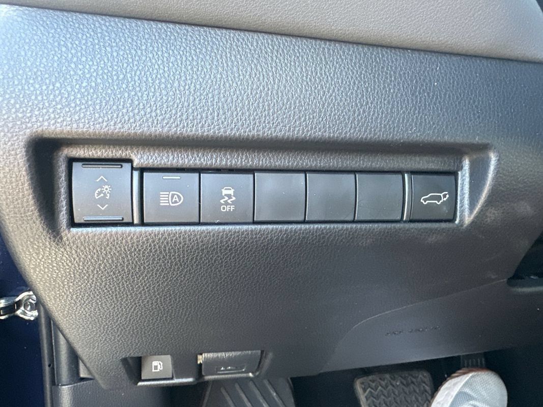 Used 2021 Toyota Venza LE AWD/4WD image 24