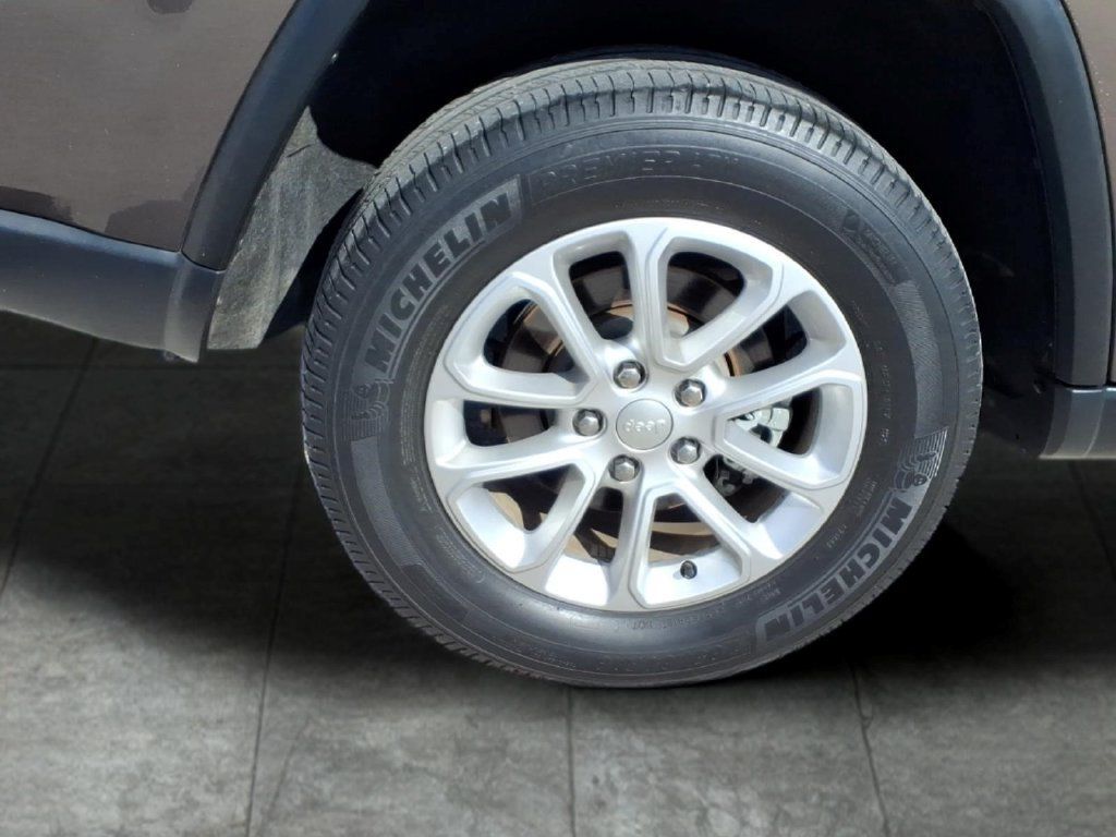 Used 2021 Jeep Grand Cherokee Laredo AWD/4WD image 25