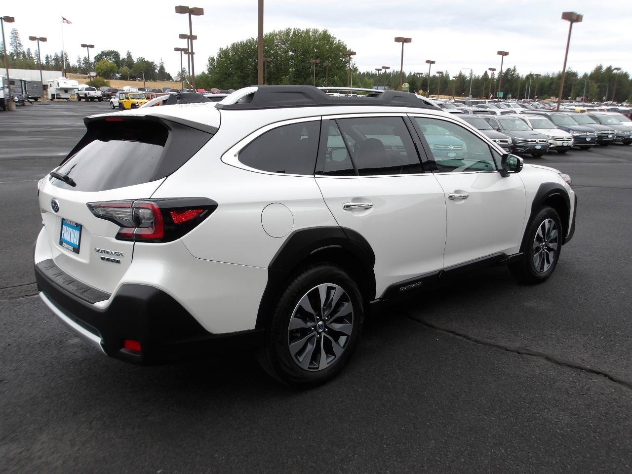 Used 2023 Subaru Outback Touring AWD/4WD image 5
