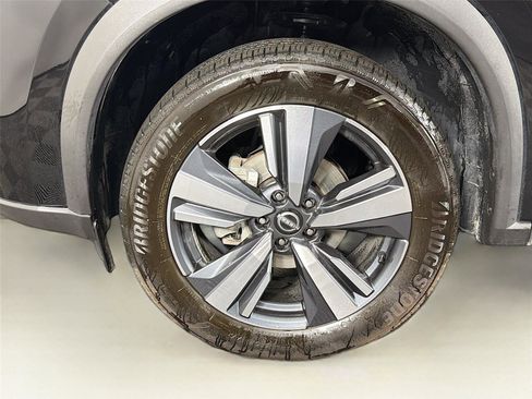 Used 2025 Nissan Rogue SL AWD/4WD image 32