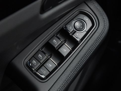 Certified 2026 Porsche Macan AWD/4WD image 19