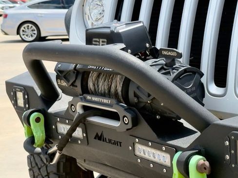 Used 2018 Jeep Wrangler Unlimited Sahara w/ Connectivity Group AWD/4WD image 5