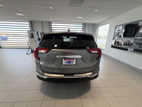 Used 2024 GMC Terrain SLT w/ Infotainment Package II image 4