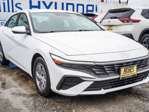 Certified 2025 Hyundai Elantra SE w/ Cargo Package image 3