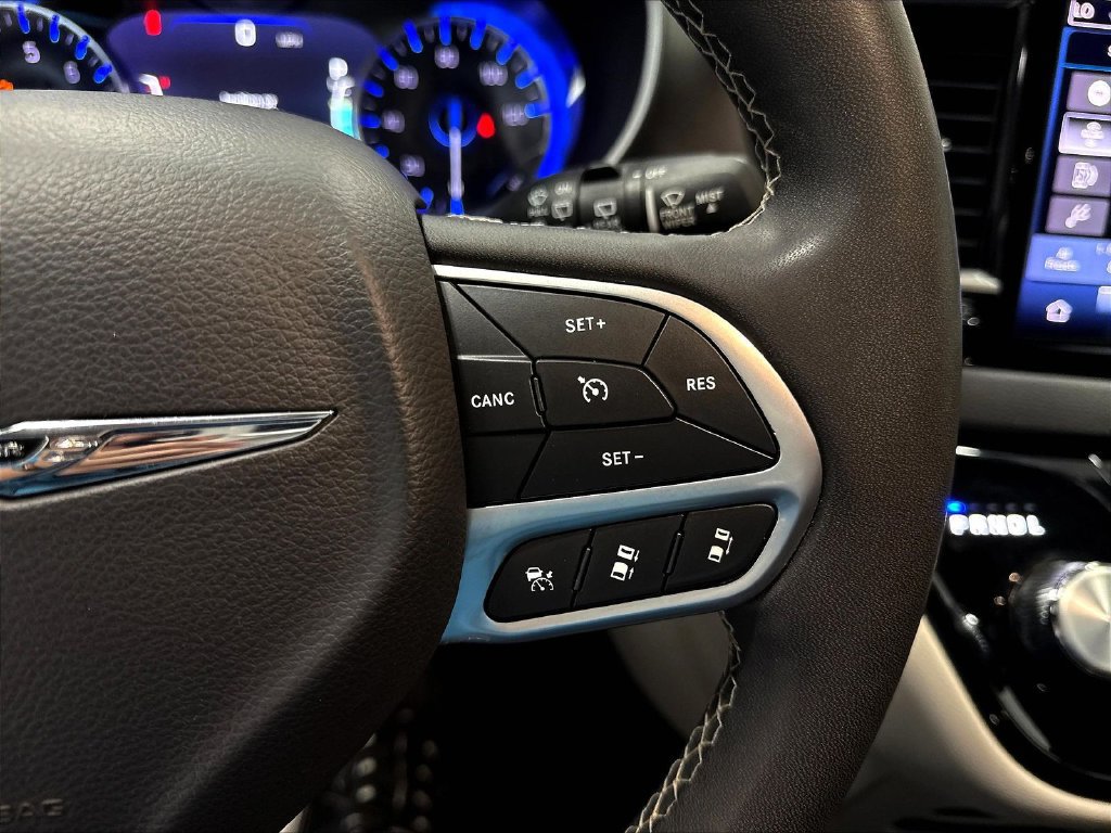 Used 2024 Chrysler Pacifica Touring-L FWD image 15
