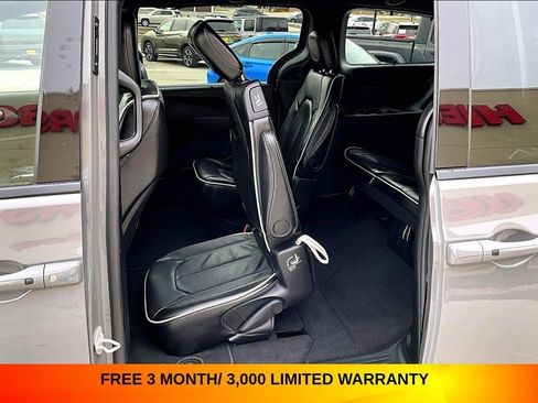 Used 2025 Chrysler Pacifica Limited FWD image 36