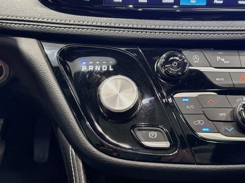 Used 2025 Chrysler Pacifica Limited FWD image 16