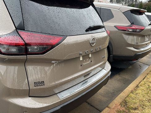 Used 2024 Nissan Rogue SV w/ SV Premium Package image 9