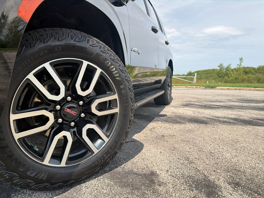 Used 2023 GMC Yukon AT4 AWD/4WD image 9