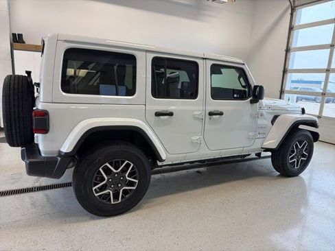 Used 2024 Jeep Wrangler Unlimited Sahara w/ Technology Group AWD/4WD image 9
