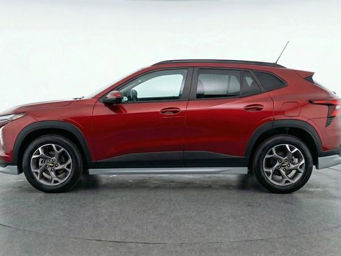 Used 2025 Chevrolet Trax LT w/ LT Convenience Package image 5