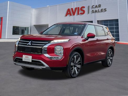 Used 2025 Mitsubishi Outlander SE image 1