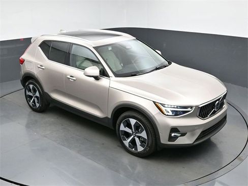 Used 2024 Volvo XC40 B5 Plus w/ Protection Package Premier image 44