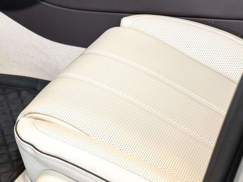 Used 2022 Bentley Bentayga AWD/4WD image 21