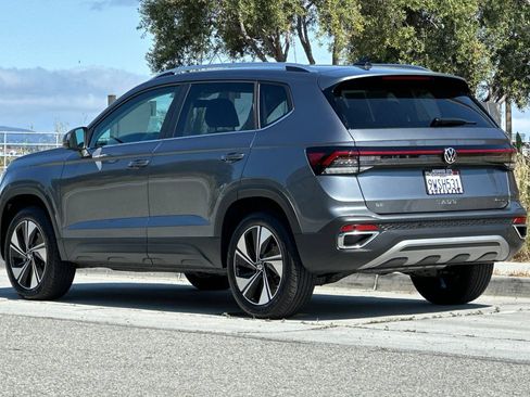Certified 2026 Volkswagen Taos SE w/ Panoramic Sunroof Package AWD/4WD image 6