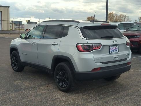 Used 2024 Jeep Compass Latitude AWD/4WD image 5