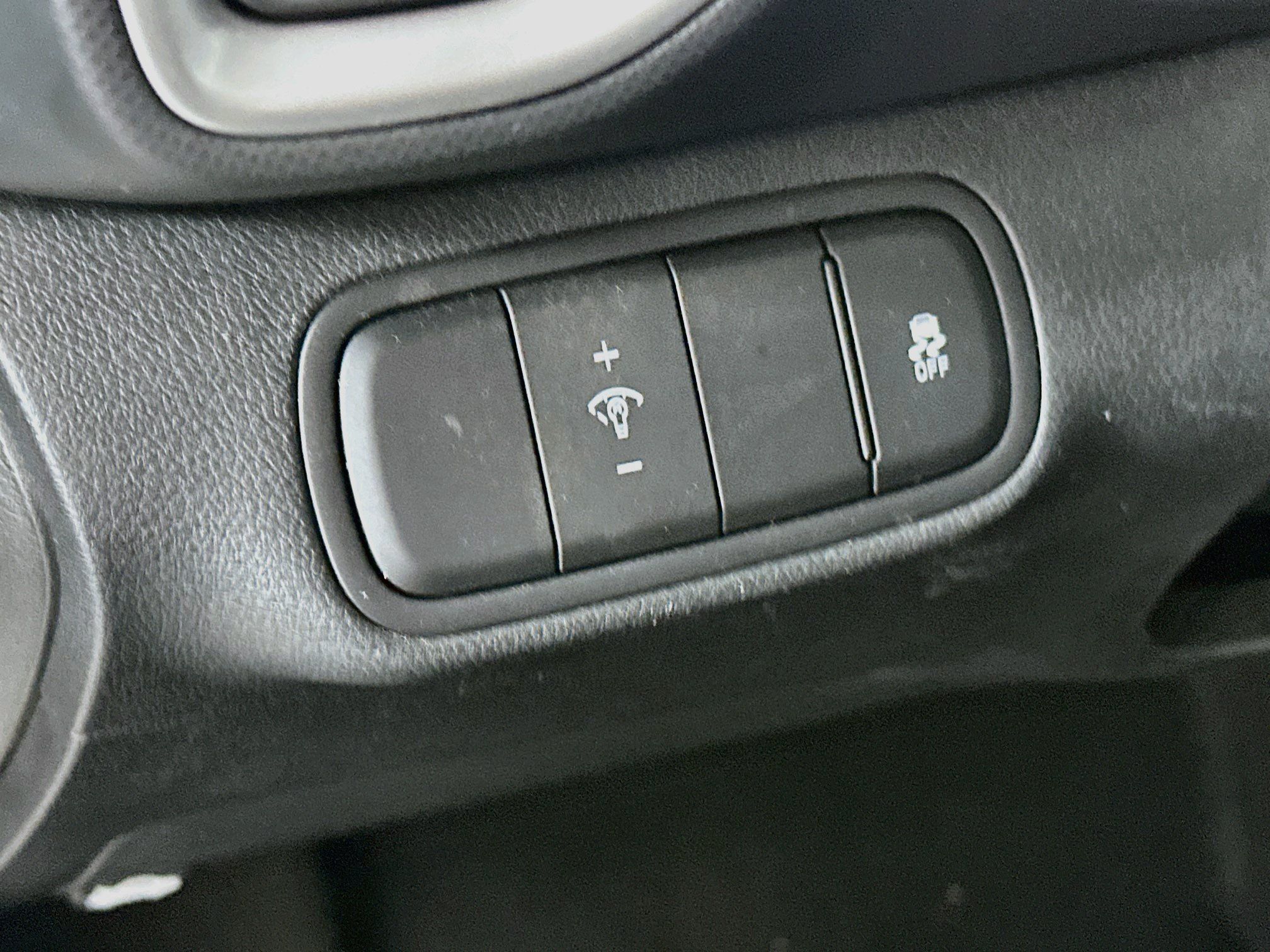Used 2025 Hyundai Venue SEL FWD image 17