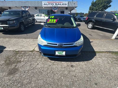 Used 2010 Ford Focus SE FWD image 2