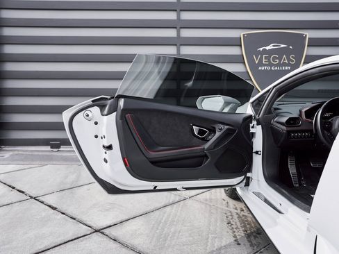 Used 2020 Lamborghini Huracan EVO image 29