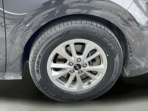 Used 2023 Kia Carnival LX image 9