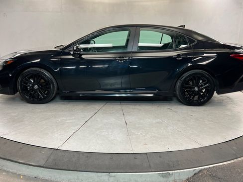 Used 2025 Toyota Camry SE image 2