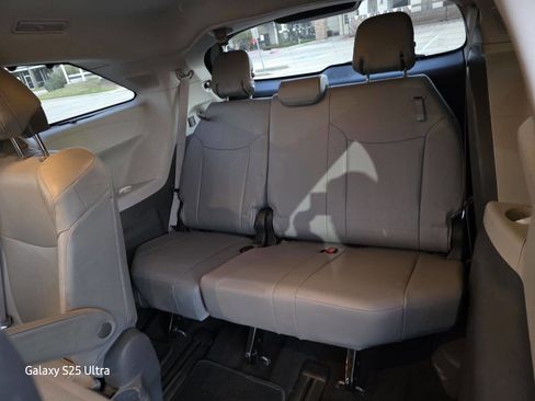 Used 2021 Toyota Sienna Limited image 27