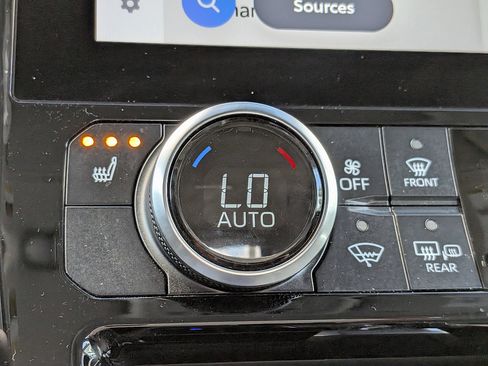 Used 2023 Toyota Highlander XLE FWD image 37