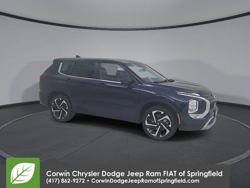 Used 2024 Mitsubishi Outlander SE image 2