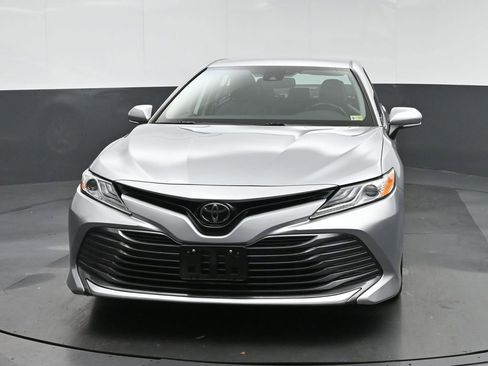 Used 2019 Toyota Camry XLE FWD image 2