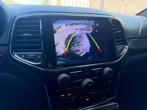 Used 2019 Jeep Grand Cherokee Laredo AWD/4WD image 25