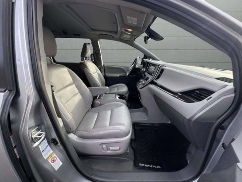 Used 2019 Toyota Sienna AWD image 32