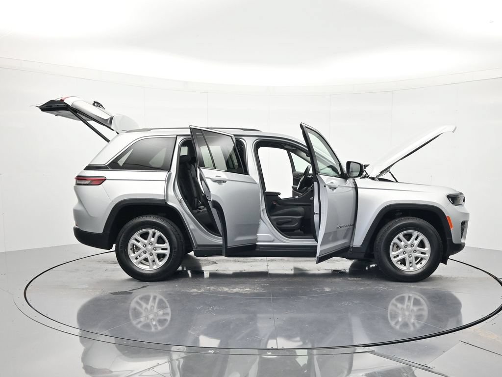Used 2023 Jeep Grand Cherokee Laredo w/ Luxury Tech Group I AWD/4WD image 47