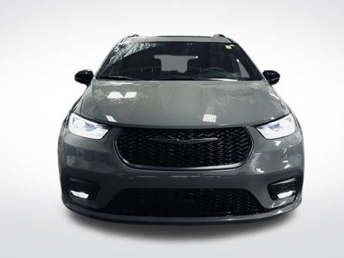 Certified 2025 Chrysler Pacifica Limited image 4