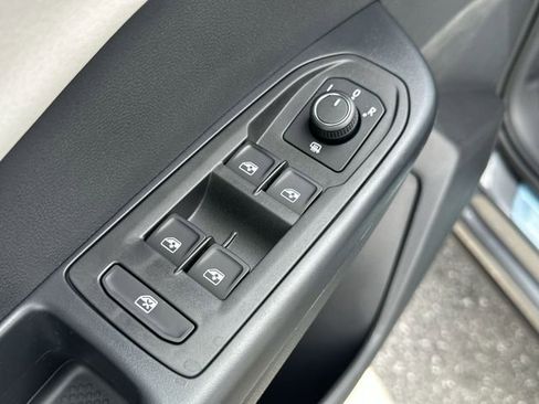 New 2026 Volkswagen Taos SE image 15