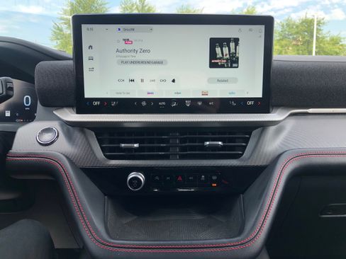 Used 2025 Ford Explorer ST-Line w/ ST-Line Street Pack image 13