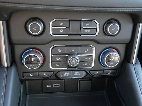 Used 2022 Chevrolet Tahoe Z71 w/ Luxury Package AWD/4WD image 23